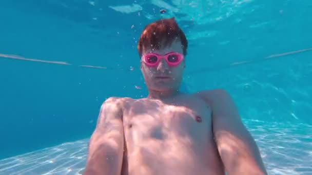 Mies veden alla uima-altaassa Selfie - Materiaali, video