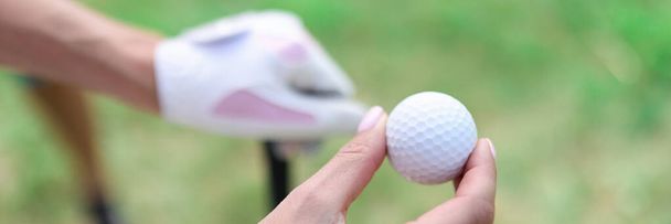 Golflabdák közelsége női kezekben - Fotó, kép