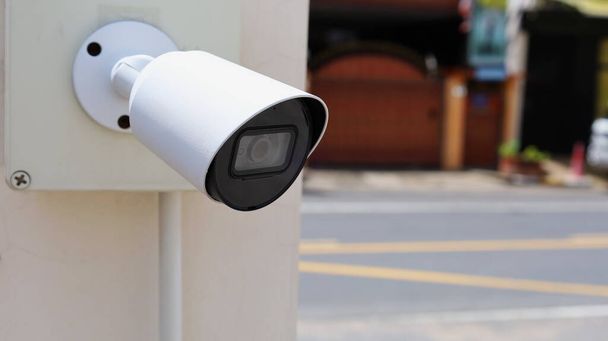 CCTV на полюсі. Білий CCTV перед вашим офісом або дверима безпеки з копіювальним простором. Виберіть фокус на близькій відстані - Фото, зображення