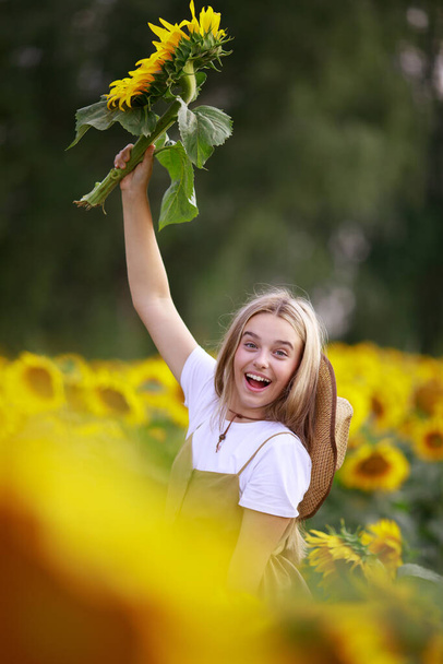 девочка-подросток на поле подсолнухов - Фото, изображение