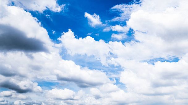 Beautiful white fluffys clouds sky background with blue sky background for copy space. - Zdjęcie, obraz