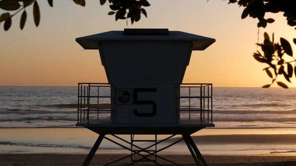 Bagnino torre di guardia soleggiata spiaggia al tramonto. Rifugio Torre di Guardia, costa pacifica dell'oceano. California ora legale - Foto, immagini