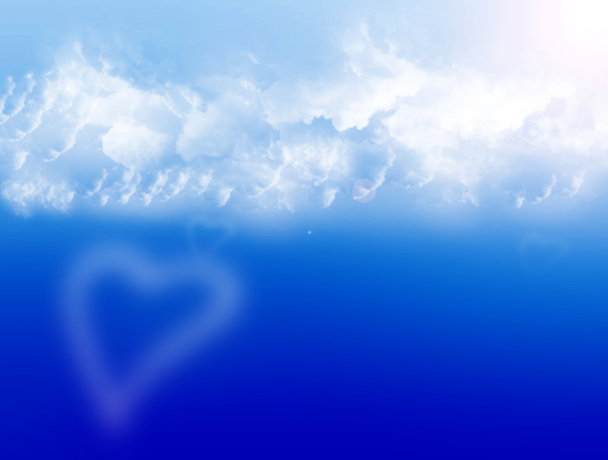 blauwe lucht met haard cloud en zonlicht - Foto, afbeelding