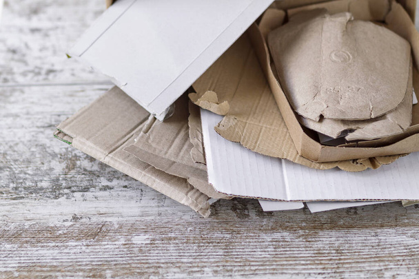 Scarti di cartone da una casa accatastati per essere riciclati - Foto, immagini