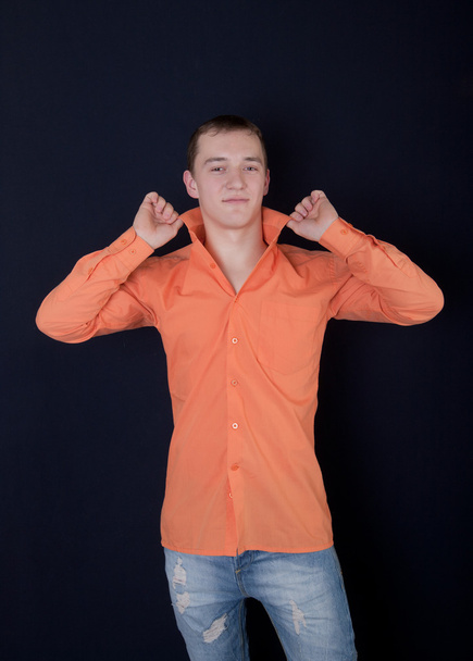 πορτρέτο του νεαρού άνδρα σε ένα πουκάμισο και τζιν - Φωτογραφία, εικόνα