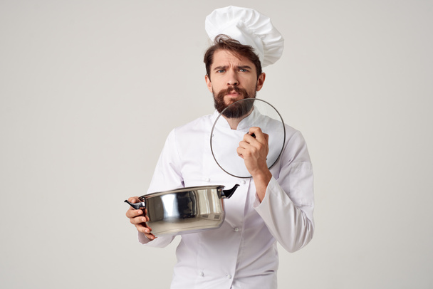 συναισθηματικό αρσενικό σεφ με μια κατσαρόλα στο χέρι του - Φωτογραφία, εικόνα