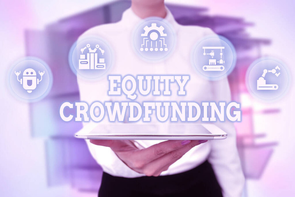 Τίτλος κειμένου που παρουσιάζει το Equity Crowdfunding. Επιχειρηματική επισκόπηση της άντλησης κεφαλαίων που χρησιμοποιούνται από startups και earlystage εταιρεία Lady Uniform Standing Tablet χέρι Παρουσιάζοντας εικονική σύγχρονη τεχνολογία - Φωτογραφία, εικόνα