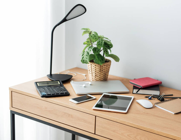Kancelářské pracoviště s laptopem na dřevěném stole - Fotografie, Obrázek