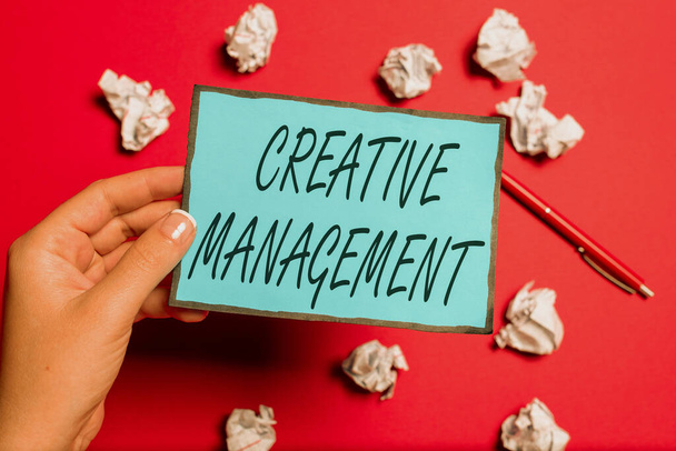 Zápis zobrazující text Creative Management. Obchodní koncepce Řízení kreativních myšlenkových dovedností a mentálního procesu Poznámky k psaní a důležité nápady Návrhy nových bulletinů - Fotografie, Obrázek