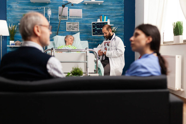 Tukea lääkäri työntekijä selittää sydämen röntgenkuvaus keskustella sydänfilmi - Valokuva, kuva
