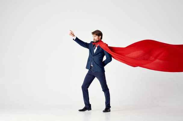 бизнесмен в красном плаще супергероя  - Фото, изображение