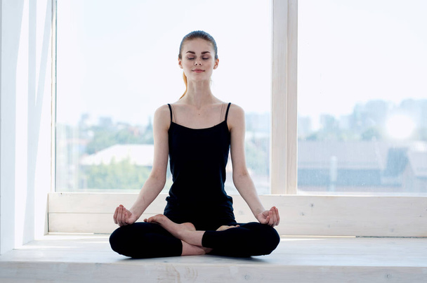 Frau am Fenster macht Meditationsübung  - Foto, Bild