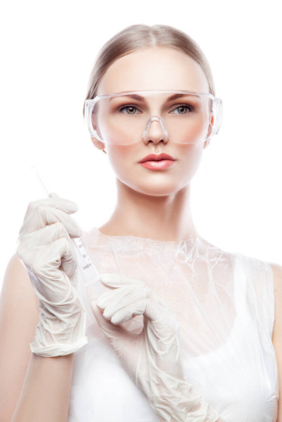 Zahnärztin oder Krankenschwester mit medizinischen Handschuhen und Brille vor weißem Hintergrund. Studioporträt. - Foto, Bild