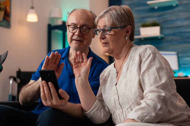 Eläkkeellä olevat ihmiset älypuhelimella videopuhelu yhdessä - Valokuva, kuva