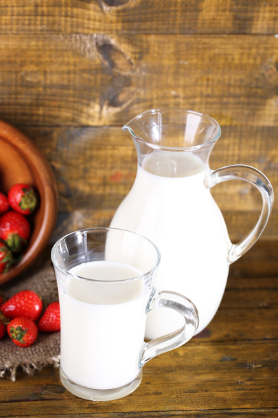 Strawberries and jug with milk - Φωτογραφία, εικόνα