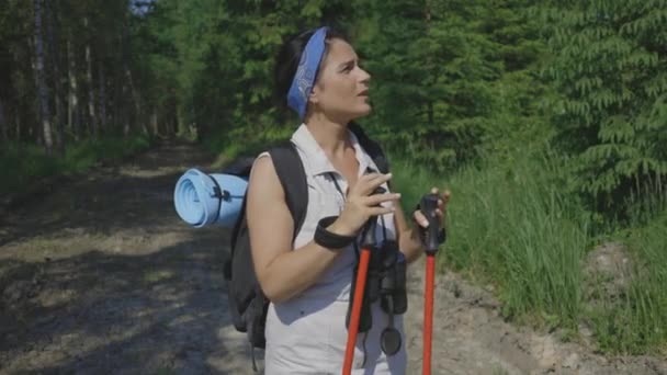Жінка закликає допомогти в лісі
 - Кадри, відео