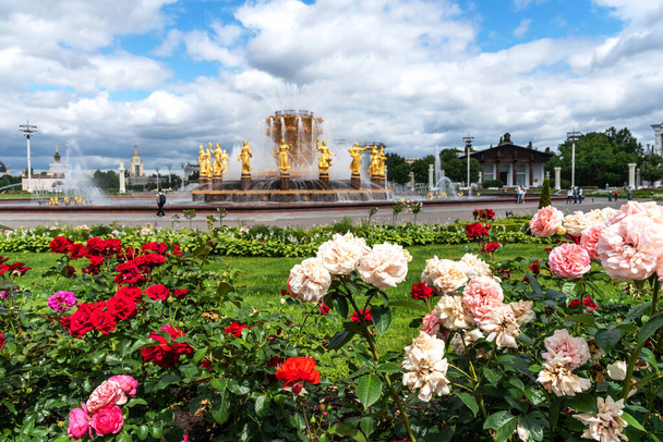 モスクワ、ロシア- 6月30 、 2021:国連の友好噴水、メイン噴水とモスクワの主要なシンボルVDNHの一つ。金色の像で噴水. - 写真・画像