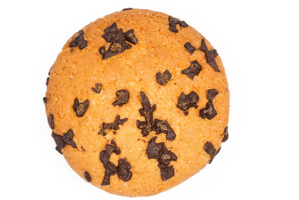Biscotto singolo tondo con pezzi di cioccolato rotti su sfondo bianco - Foto, immagini