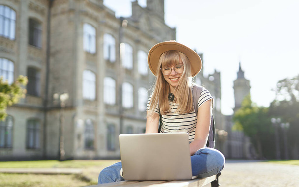 Школа, коледж або студент, використовуючи ноутбук на відкритому повітрі в кампусі
 - Фото, зображення