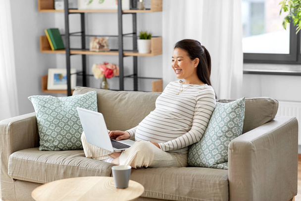 happy pregnant asian woman with laptop at home - Φωτογραφία, εικόνα