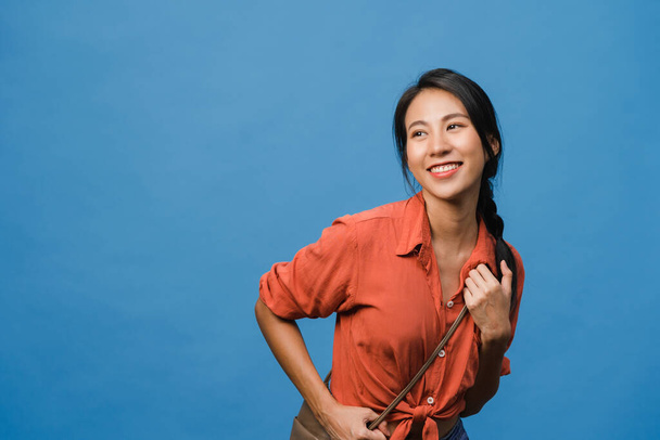 Portré fiatal ázsiai hölgy pozitív arckifejezéssel, széles mosoly széles, öltözött alkalmi ruhát a kék háttér. Boldog imádnivaló boldog nő örül a sikernek. Az arckifejezés fogalma. - Fotó, kép