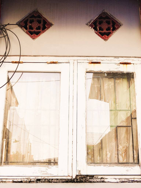 Fenêtres blanches classiques avec couvercle en verre, fond flou - Photo, image