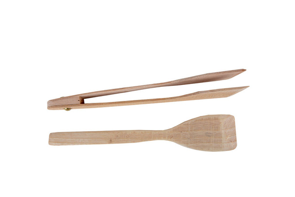 Pinzas de madera y espátula para cocinar en casa. Pinzas de cuchara de madera para mezclar ensaladas aisladas sobre fondo blanco. - Foto, Imagen