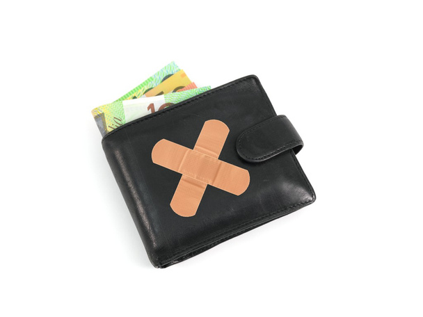Una billetera negra y una tirita aisladas sobre un fondo blanco
 - Foto, imagen