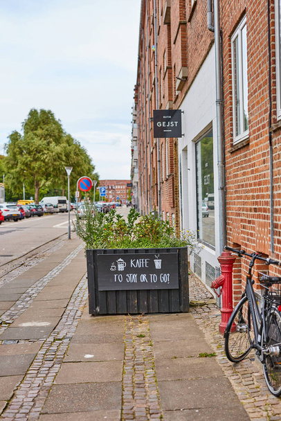 mała wąska uliczka w Denmark - Zdjęcie, obraz