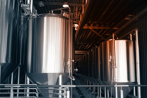 Microcervejaria privada. Fábrica moderna de cerveja com chaleiras, tubos e tanques de aço inoxidável - Foto, Imagem