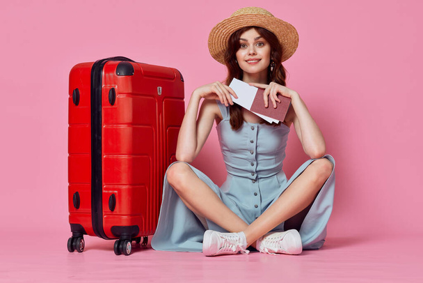 fröhliche Frau mit Koffer im Hut - Foto, Bild