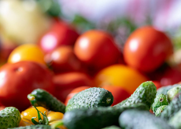 цветная фотография с осенними овощами на столе, различные цвета, формы и виды овощей, приготовленных для домашней консервирования, осколки овощей, время осеннего сбора урожая - Фото, изображение