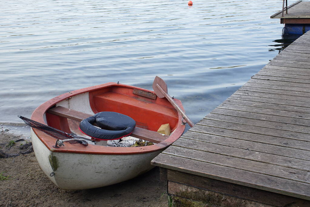 Un petit bateau de pêche sur la rive du lac - Photo, image