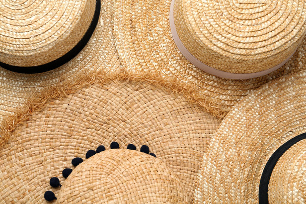 Muitos chapéus de palha diferentes como fundo, vista superior - Foto, Imagem