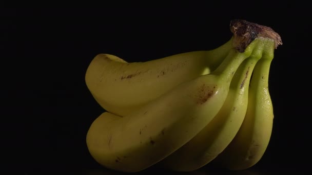 Közelkép nedves banán egy lemezjátszó fekete háttérrel. - Felvétel, videó