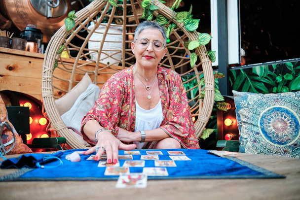 Kobieta pythoness używająca kart tarota do przewidywania przyszłości - Zdjęcie, obraz