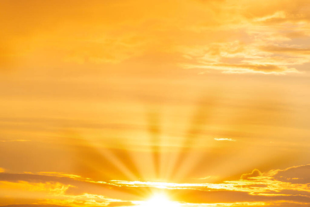 Захід сонця небо з сонячними променями і хмарами заходу сонця
 - Фото, зображення