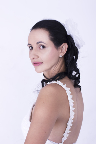Красивые невесты носят белое цветочное свадебное платье
 - Фото, изображение