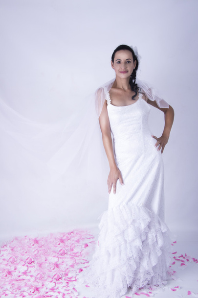 Bruneta nevěsty nosit závoj bílé květinové šaty - Fotografie, Obrázek