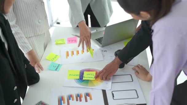 Empresarios discuten hábilmente el proyecto de trabajo en la mesa de reuniones - Metraje, vídeo