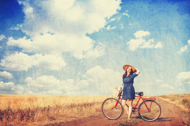 brunett tjej med cykel på landsbygden road. - Φωτογραφία, εικόνα