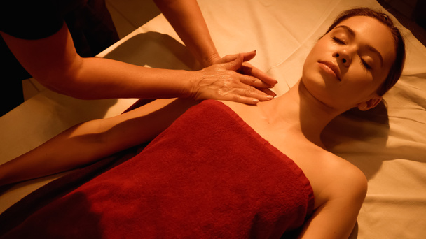 високий кут зору молодої жінки, що отримує масаж від професійного масажиста
  - Фото, зображення