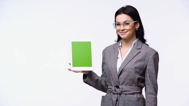 Mosolygós üzletasszony gazdaság digitális tabletta zöld képernyő elszigetelt fehér - Fotó, kép