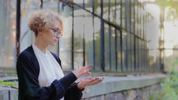 Blonde benutzt Hologramm Immigration America - Filmmaterial, Video