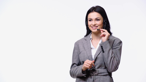 Sorridente donna d'affari utilizzando auricolare isolato su bianco - Foto, immagini