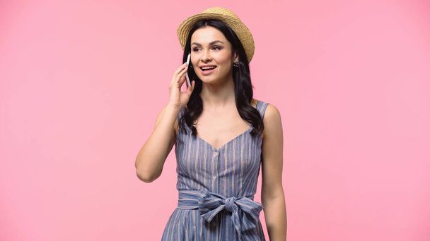 Woman in straw hat talking on smartphone isolated on pink  - Foto, afbeelding