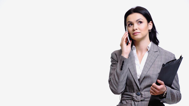 Geschäftsfrau mit Klemmbrett spricht auf Smartphone isoliert auf Weiß  - Foto, Bild