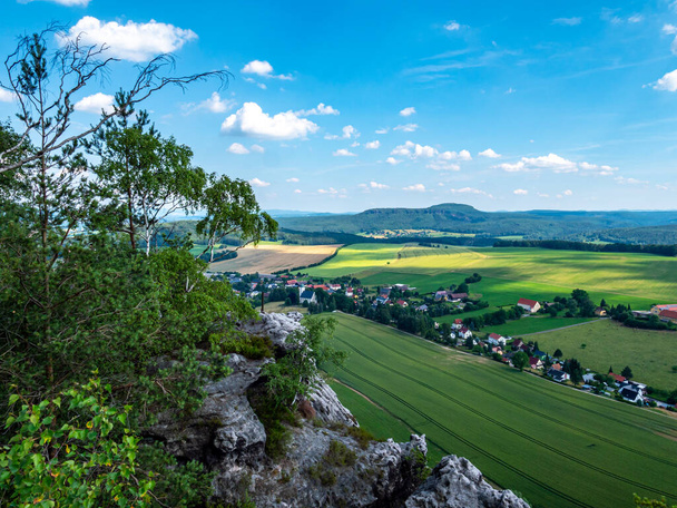 夏のザクセン・スイスを望む - 写真・画像