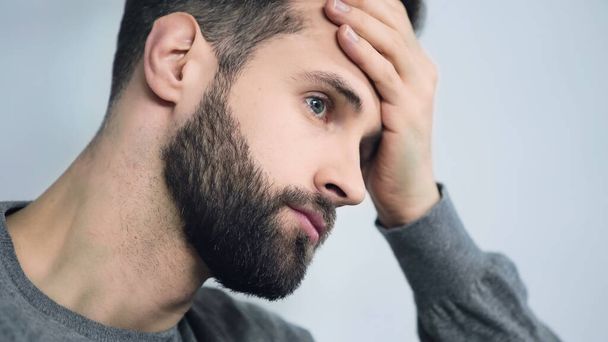 Frustrierter Mann berührt Stirn mit der Hand - Foto, Bild