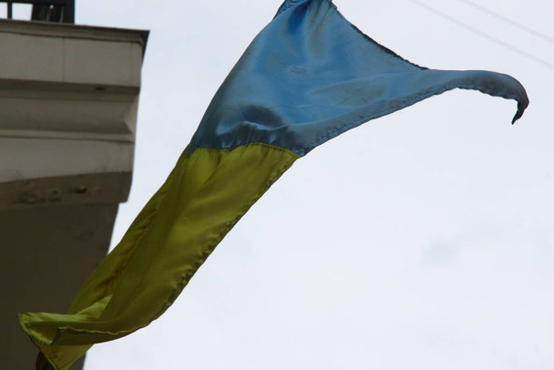 La bandiera gialla e blu dell'Ucraina sventola nel vento - Foto, immagini